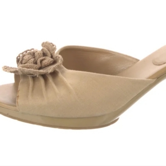 CHANEL SIZE 10 TAN EUC 2004 CRUISE COLLECTION - Picture 2 of 4